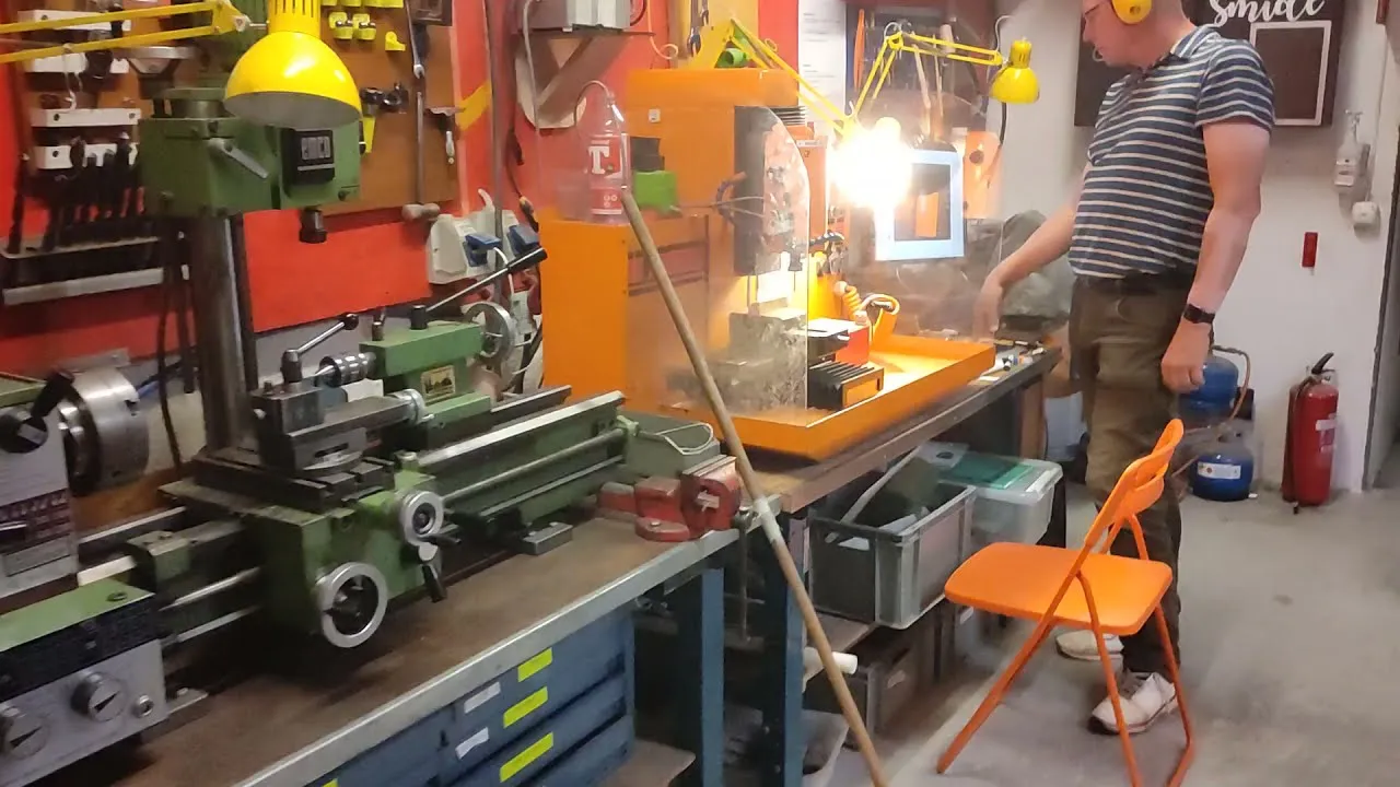 Warsztat mechaniczny z wiertarką stołową i tokarką
