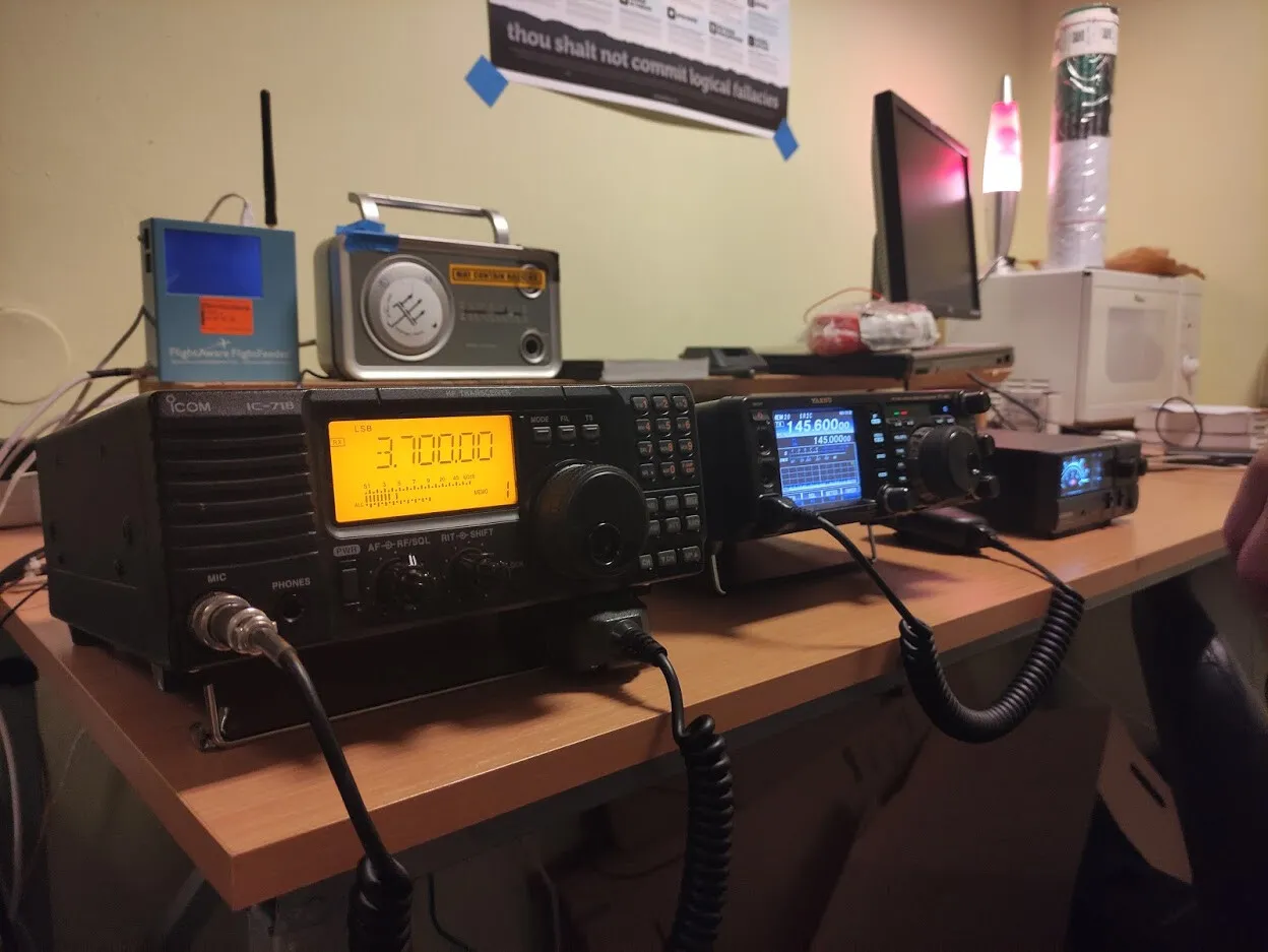 Stanowisko radiowe z kilkoma transceiverami na biurku